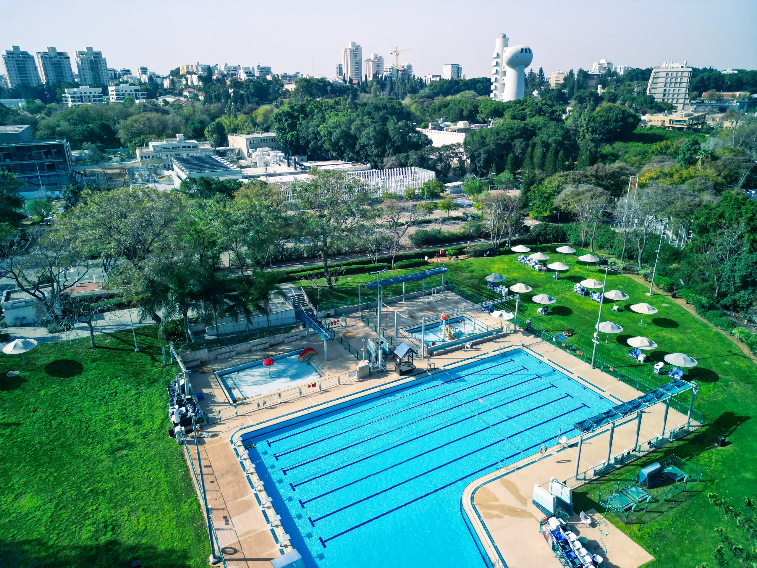 מבט אווירי על הבריכות והמגרשים